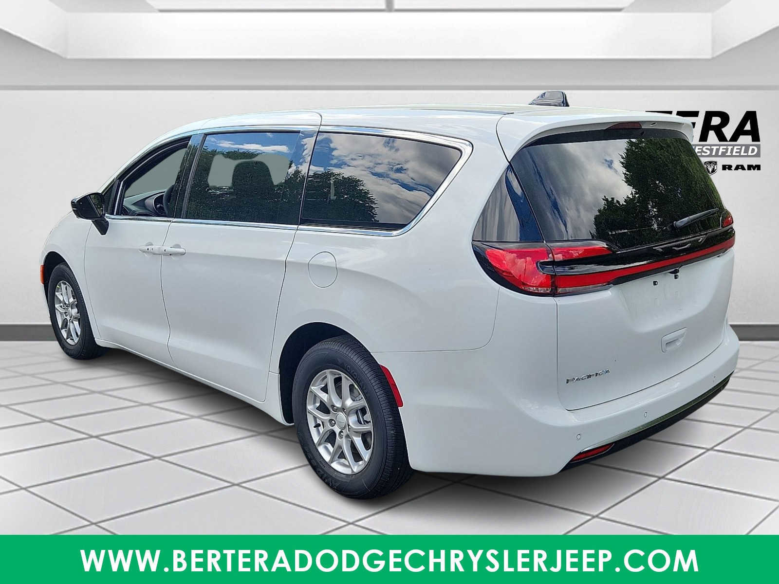 New 2027 Chrysler Pacifica Select FWD image 3