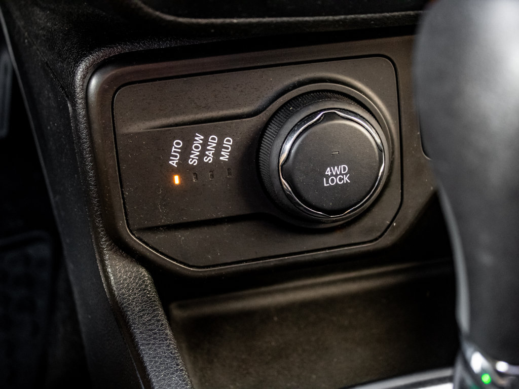 Used 2020 Jeep Renegade Latitude w/ Cold Weather Group AWD/4WD image 34