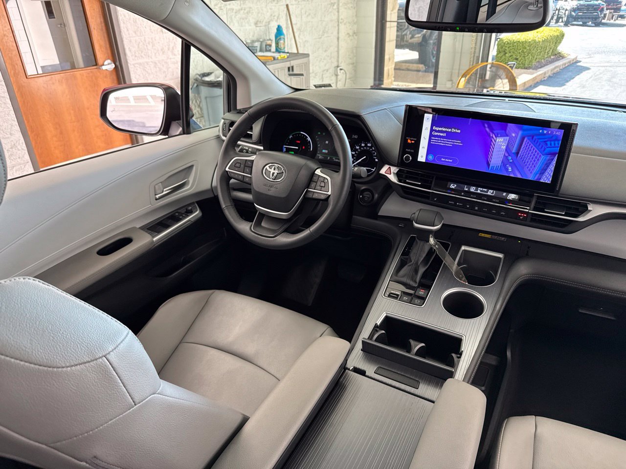 Used 2026 Toyota Sienna XLE FWD image 45