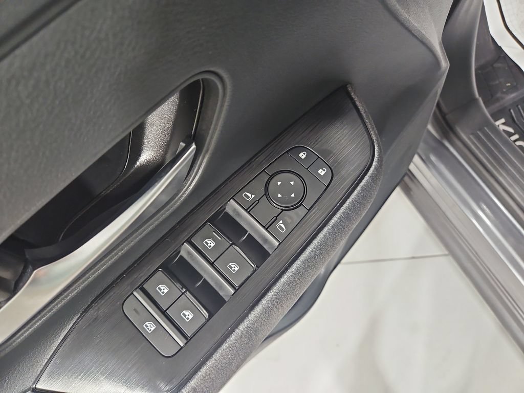 Certified 2025 Nissan Kicks SV w/ SV Premium Package AWD/4WD image 13