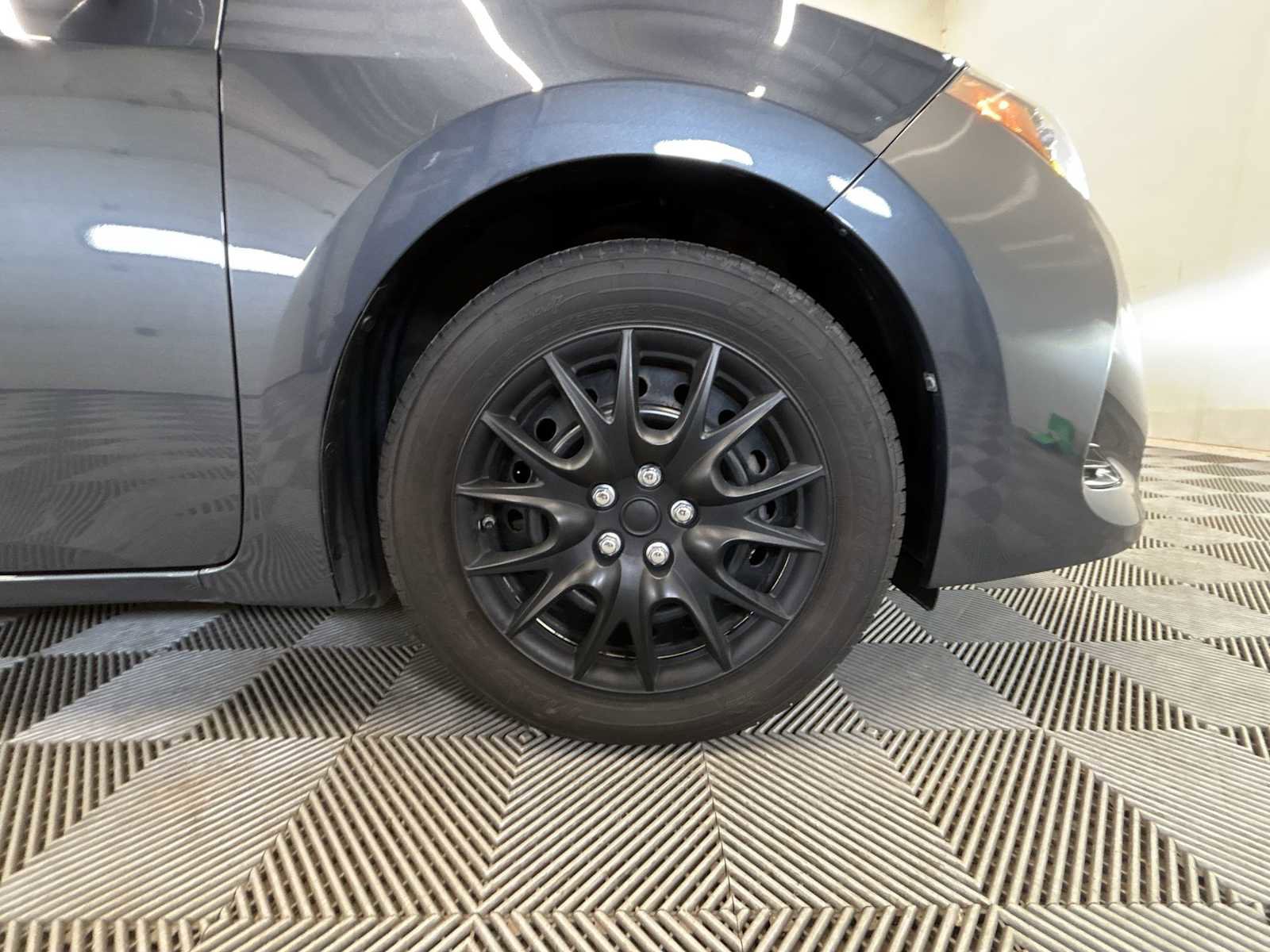 Used 2018 Toyota Corolla LE image 18