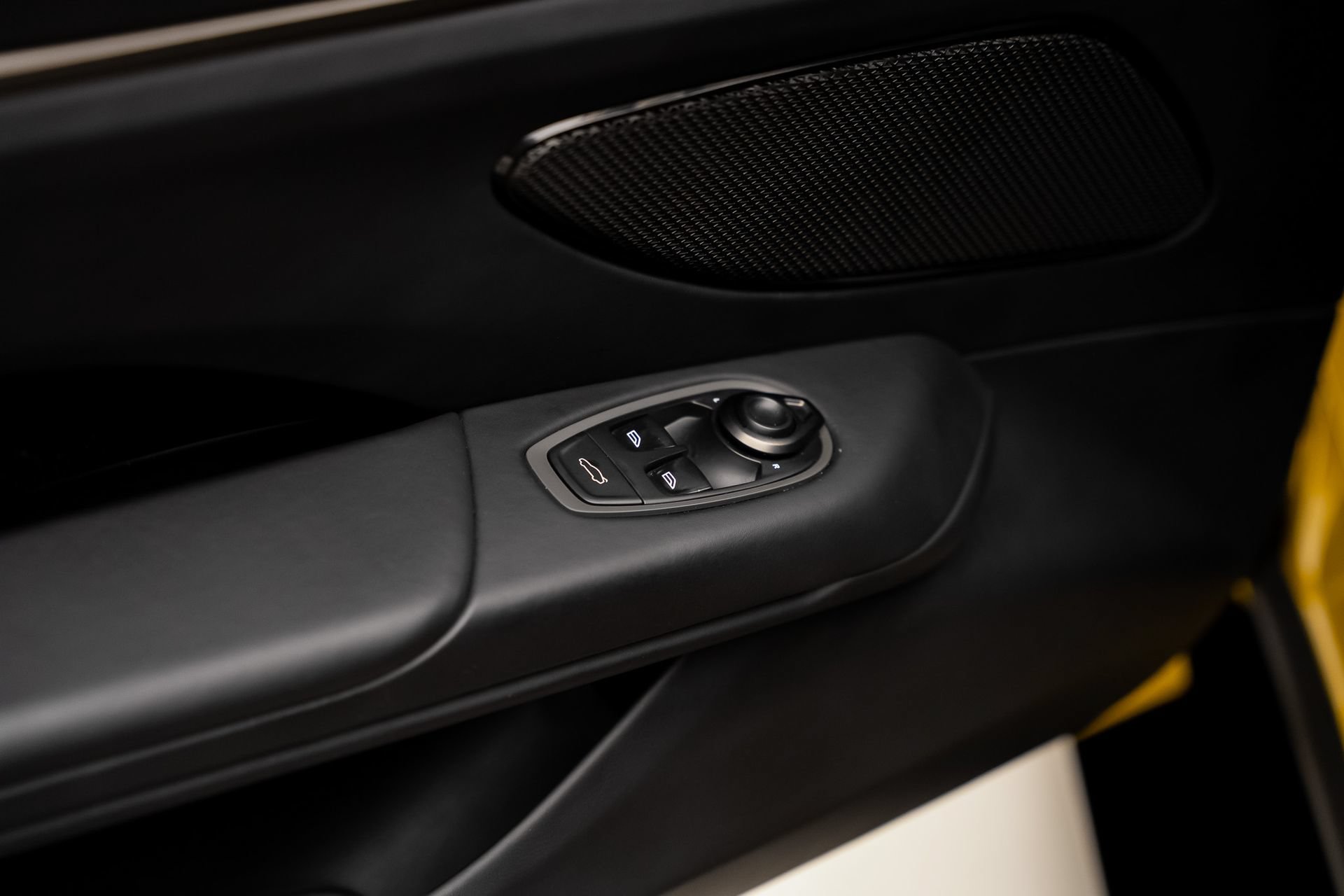 Used 2025 Aston Martin V8 Vantage Coupe RWD image 52