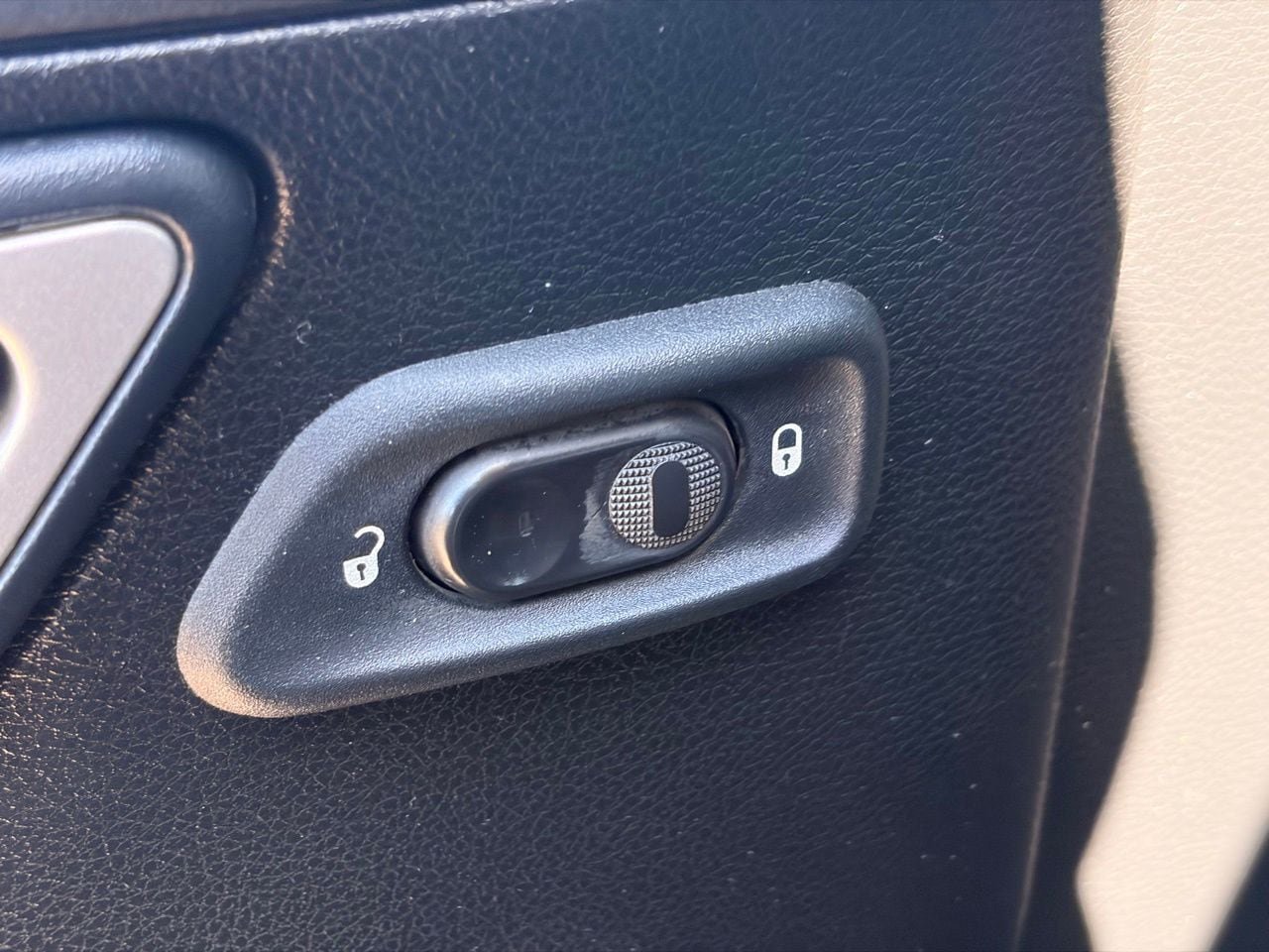 Used 2015 Jeep Wrangler Unlimited Sahara w/ Connectivity Group AWD/4WD image 20