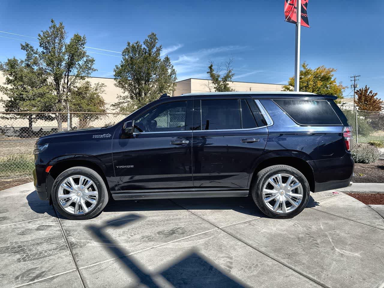 Used 2021 Chevrolet Tahoe High Country w/ Premium Package AWD/4WD image 2