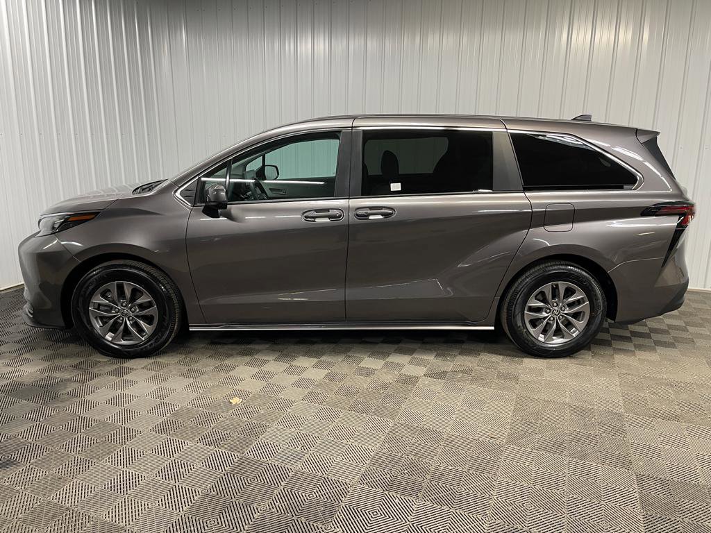 Used 2024 Toyota Sienna LE image 5