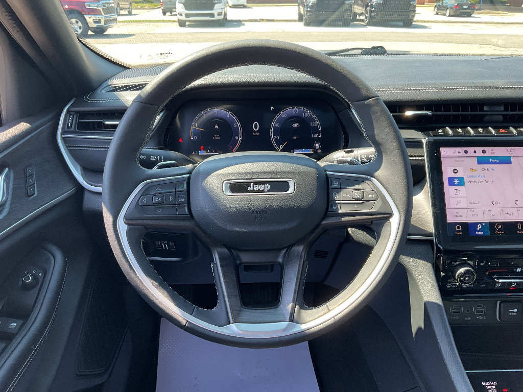 Used 2024 Jeep Grand Cherokee Limited image 11