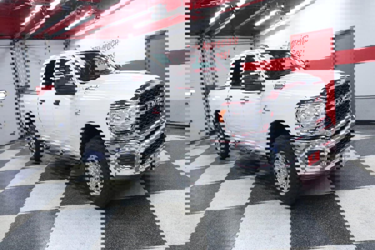 Used 2024 RAM 3500 Tradesman w/ Chrome Appearance Group image 3