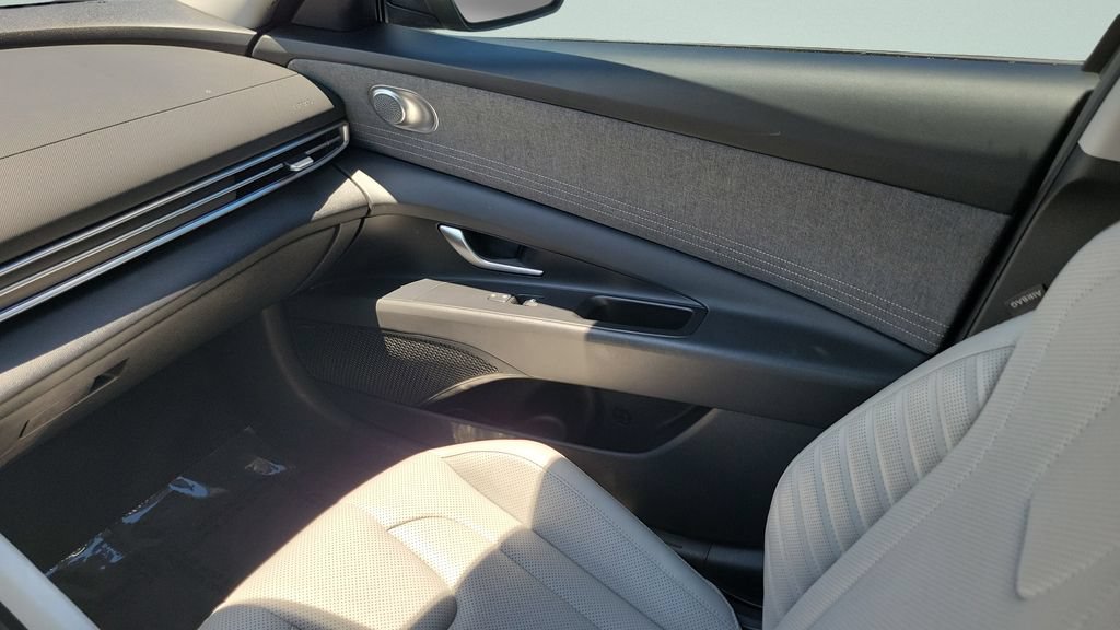 Certified 2025 Hyundai Elantra Limited FWD image 13