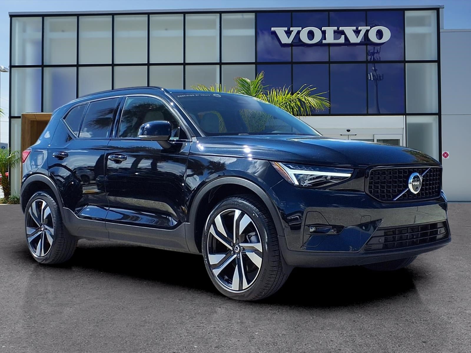 Certified 2025 Volvo XC40 B5 Ultra AWD/4WD image 1