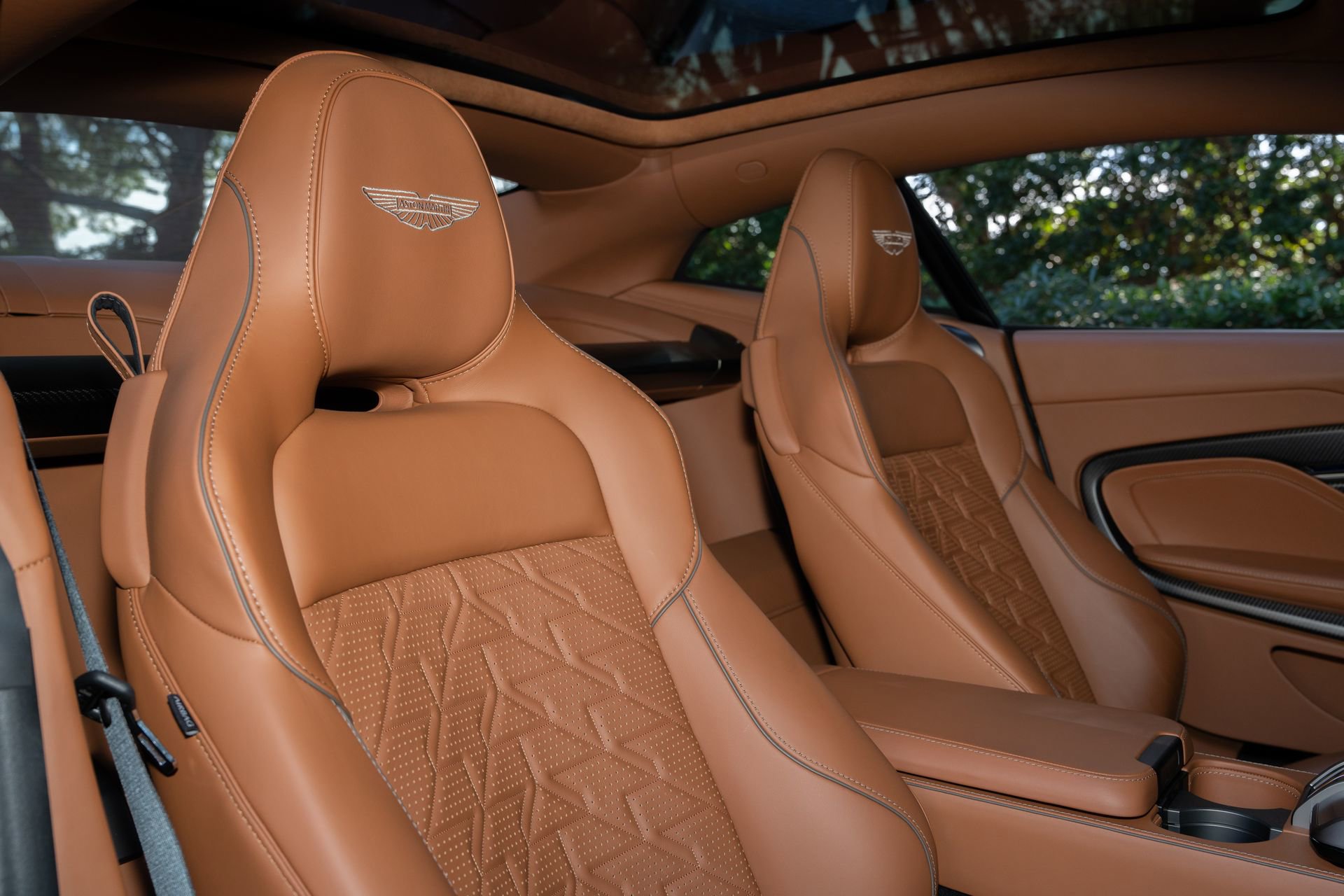 Used 2025 Aston Martin Vanquish RWD image 17