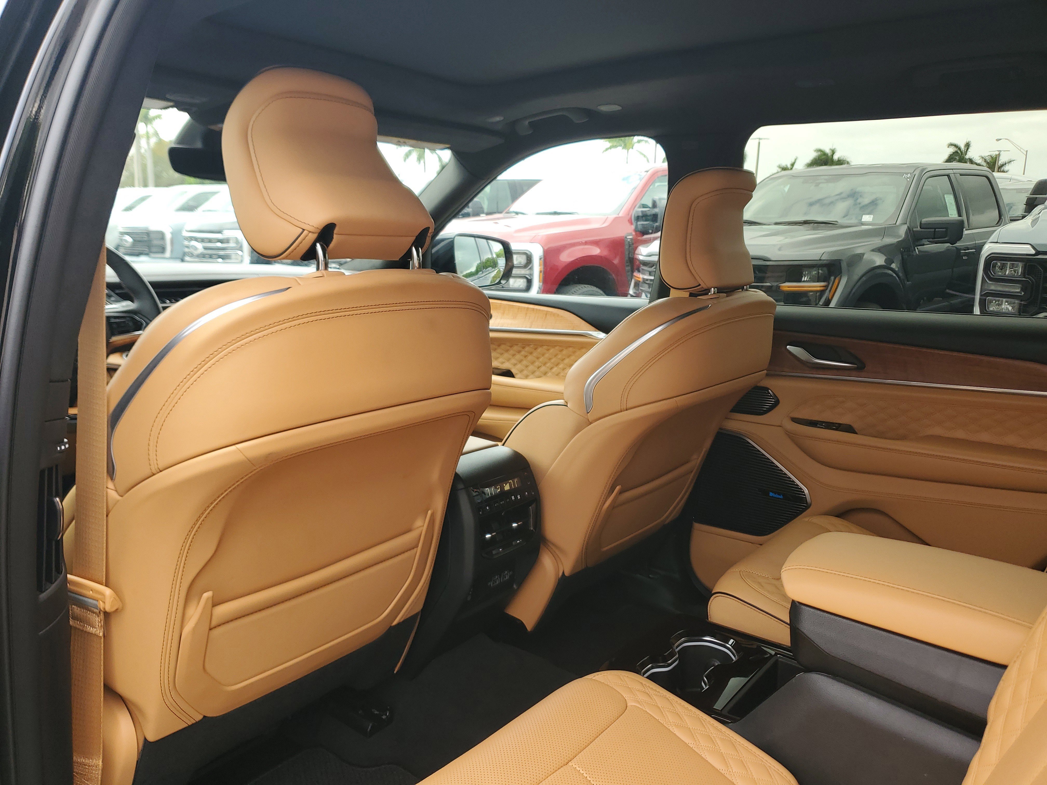 Used 2024 Jeep Grand Cherokee L Summit AWD/4WD image 16