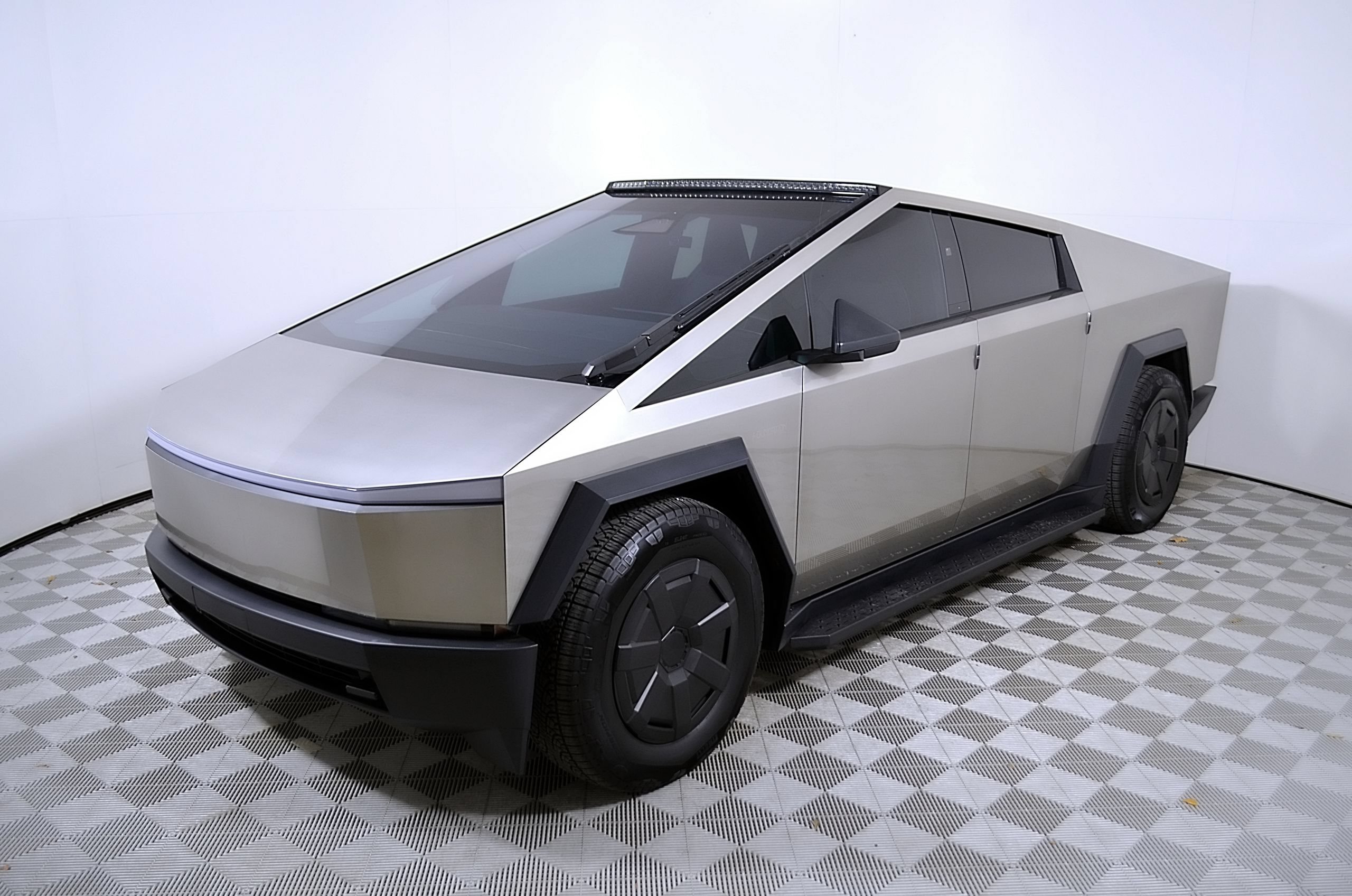Used 2024 Tesla Cybertruck Cyberbeast AWD/4WD image 3