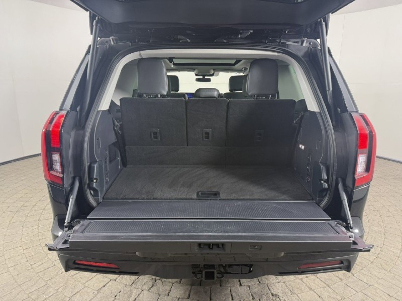 Used 2025 Ford Expedition Active AWD/4WD image 6