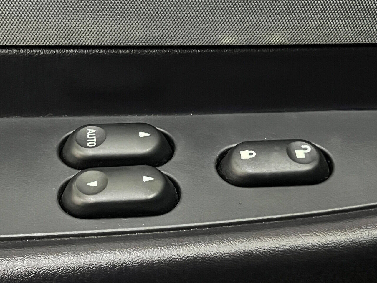 Used 2005 Ford Thunderbird Deluxe image 73