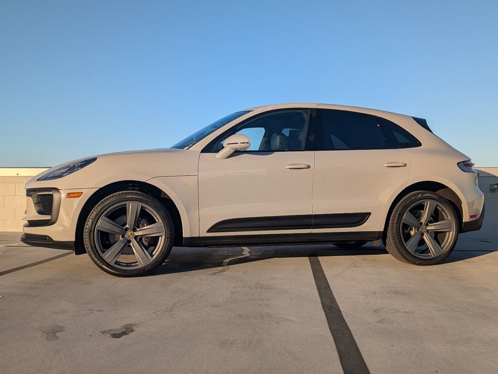 Certified 2022 Porsche Macan image 2