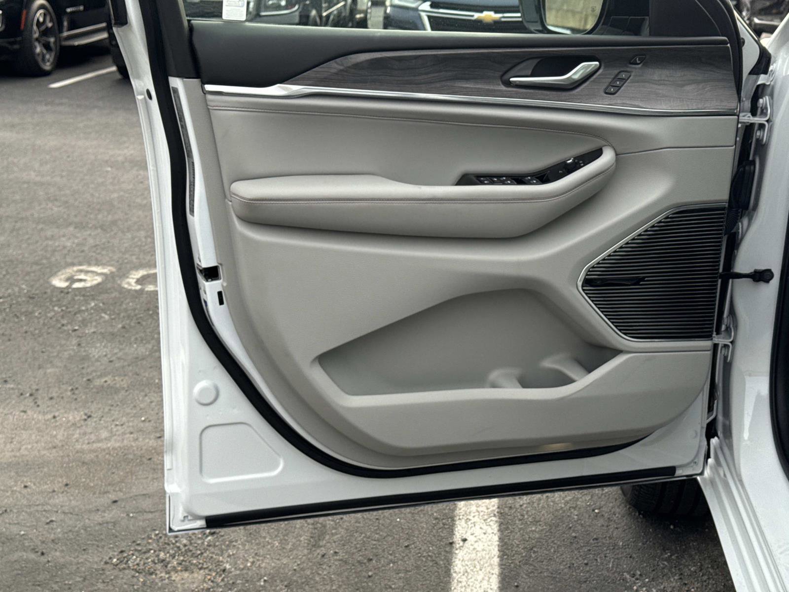 Used 2022 Jeep Grand Cherokee Overland w/ Advanced Protech Group III image 18