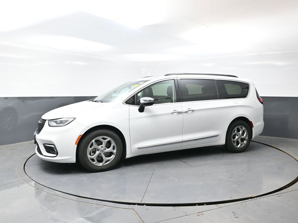 Used 2023 Chrysler Pacifica Limited FWD image 10