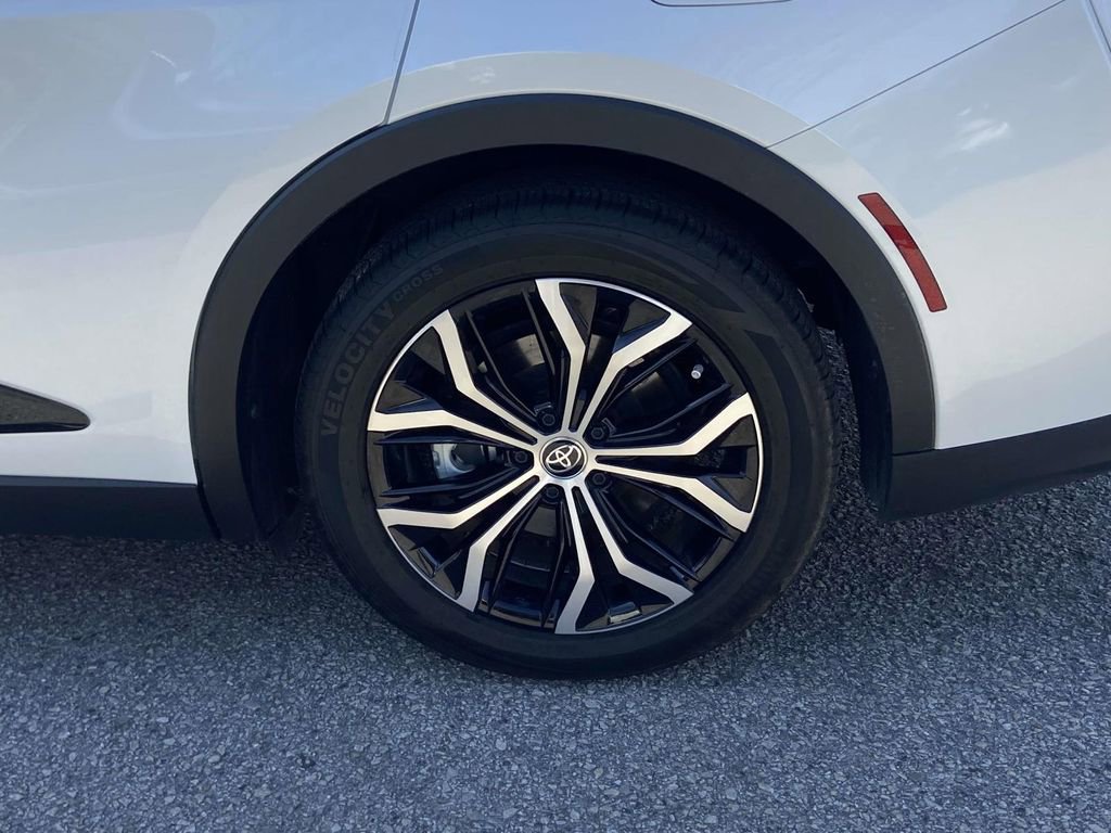 Used 2023 Toyota Crown Limited image 9