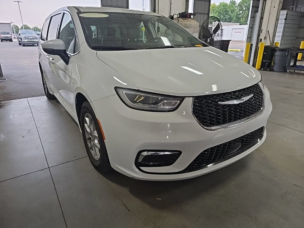 Used 2023 Chrysler Pacifica Touring-L FWD image 1