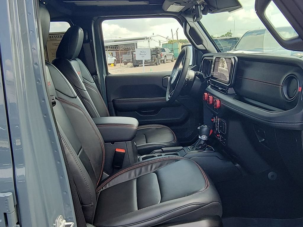 Used 2025 Jeep Wrangler Unlimited Rubicon AWD/4WD image 29
