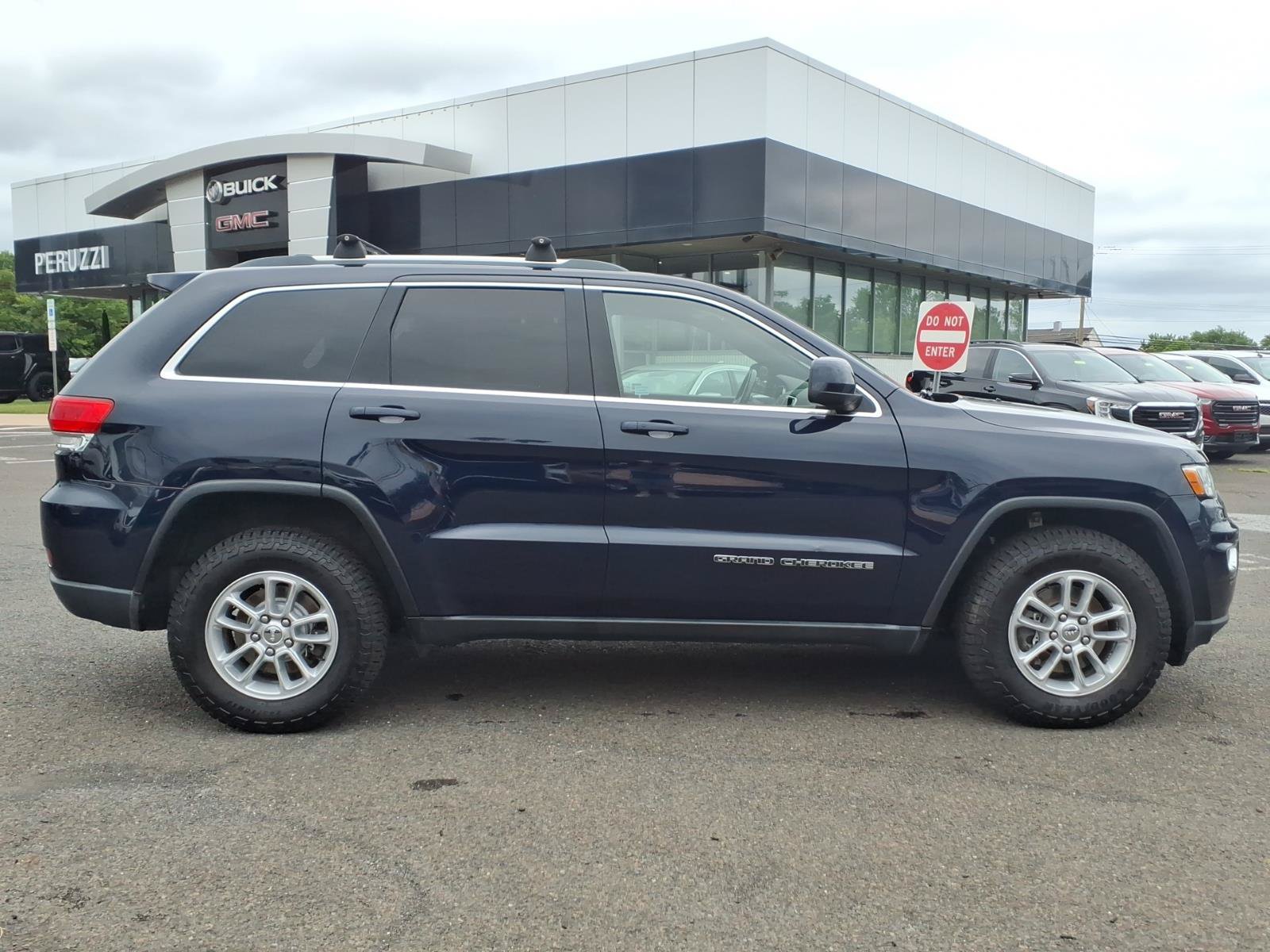 Used 2018 Jeep Grand Cherokee Laredo AWD/4WD image 2