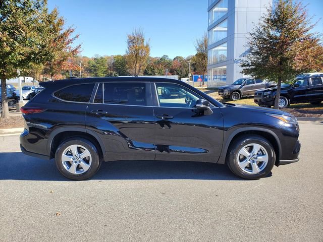 Used 2024 Toyota Highlander LE video 2
