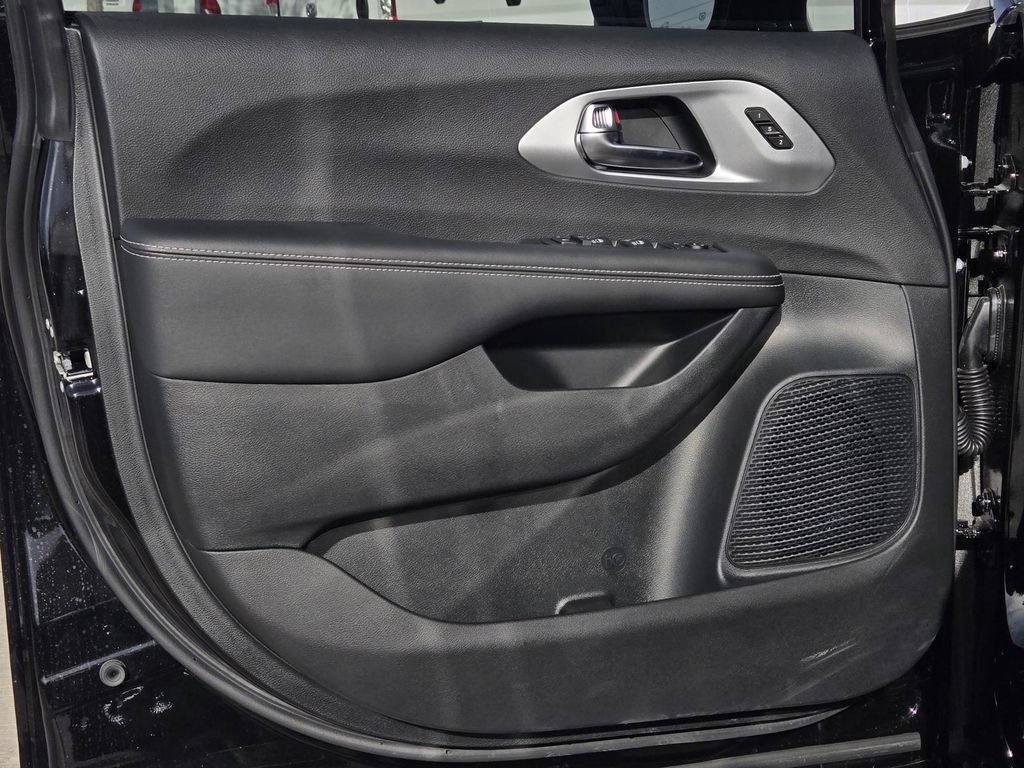 New 2026 Chrysler Pacifica Limited w/ S Appearance Package FWD image 17