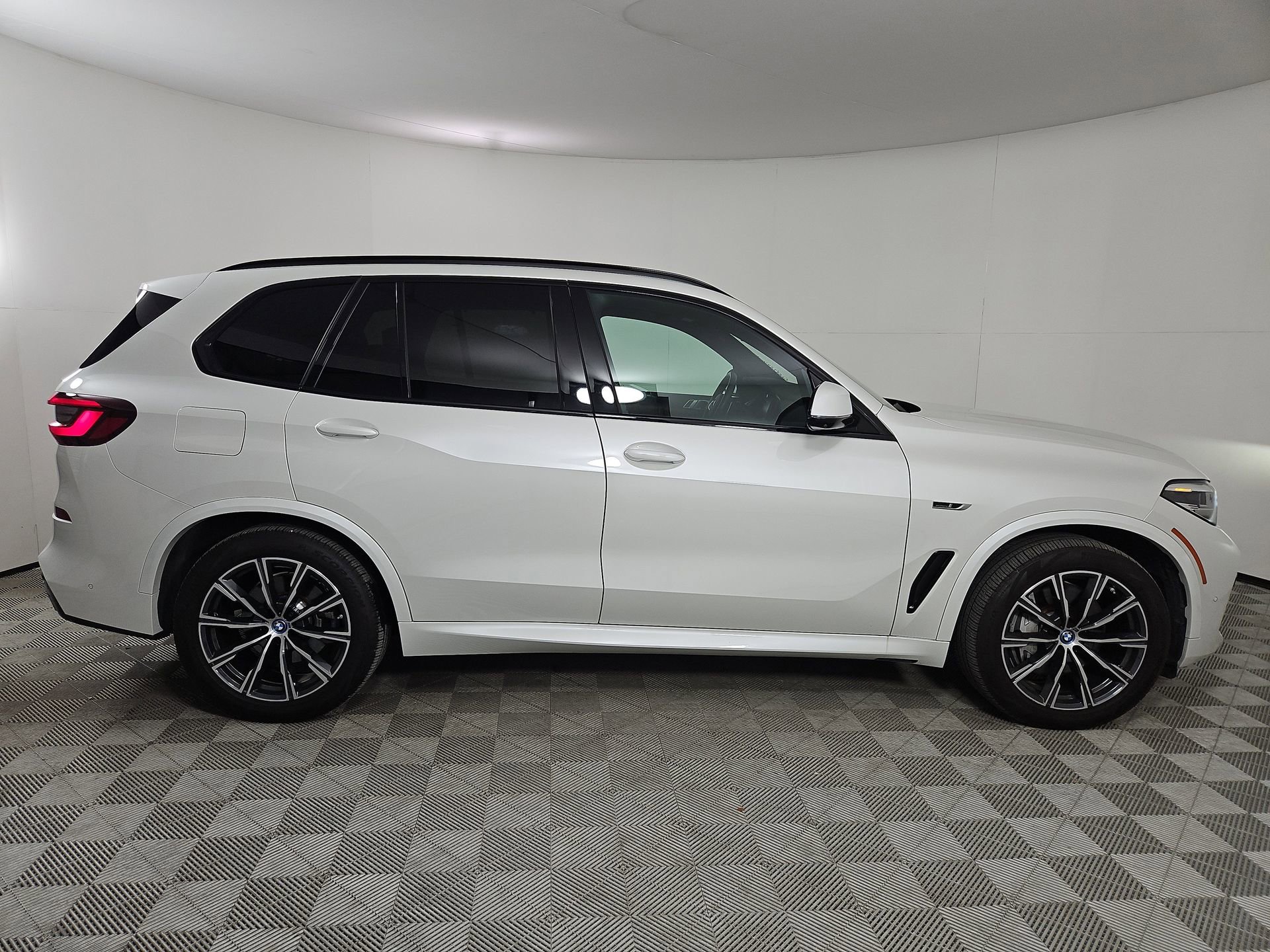 Used 2022 BMW X5 xDrive45e w/ M Sport Package AWD/4WD image 8