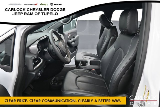 Used 2025 Chrysler Pacifica Select FWD image 11