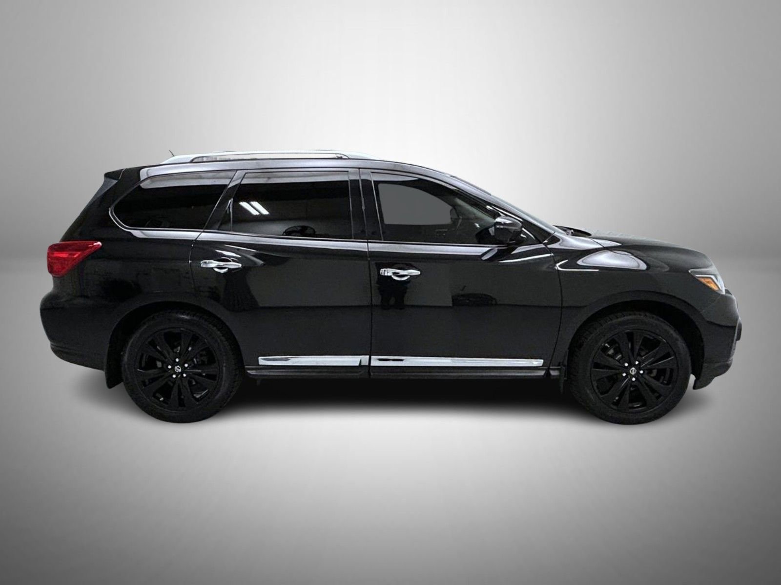 Used 2017 Nissan Pathfinder Platinum w/ Midnight Edition Package image 4
