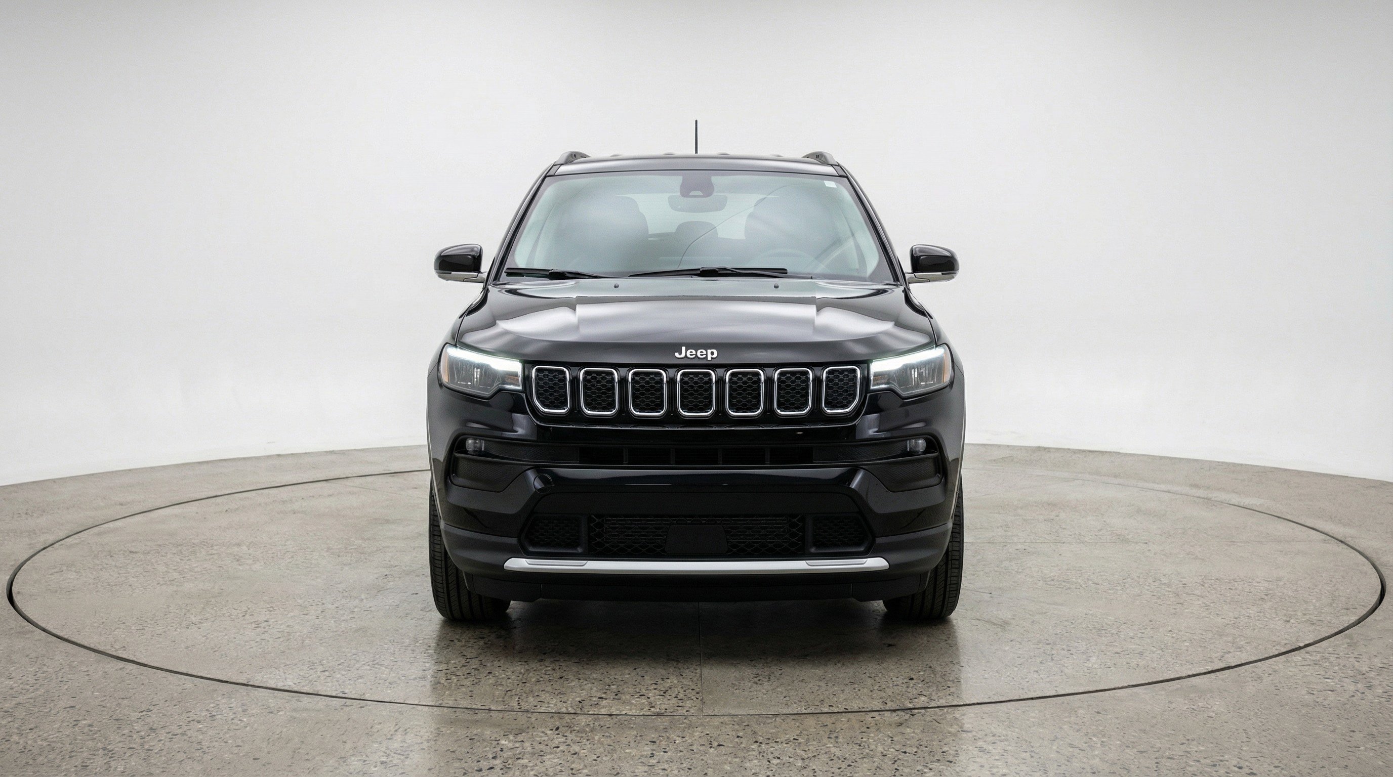 Used 2025 Jeep Compass Latitude image 2