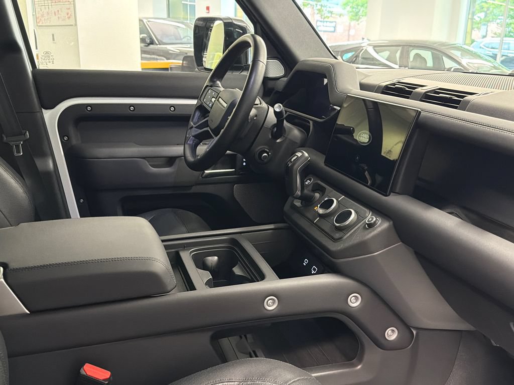 Used 2024 Land Rover Defender 130 X-Dynamic SE AWD/4WD image 11