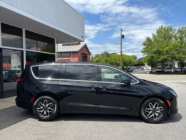 New 2027 Chrysler Pacifica Limited w/ Family Tech Group FWD image 27