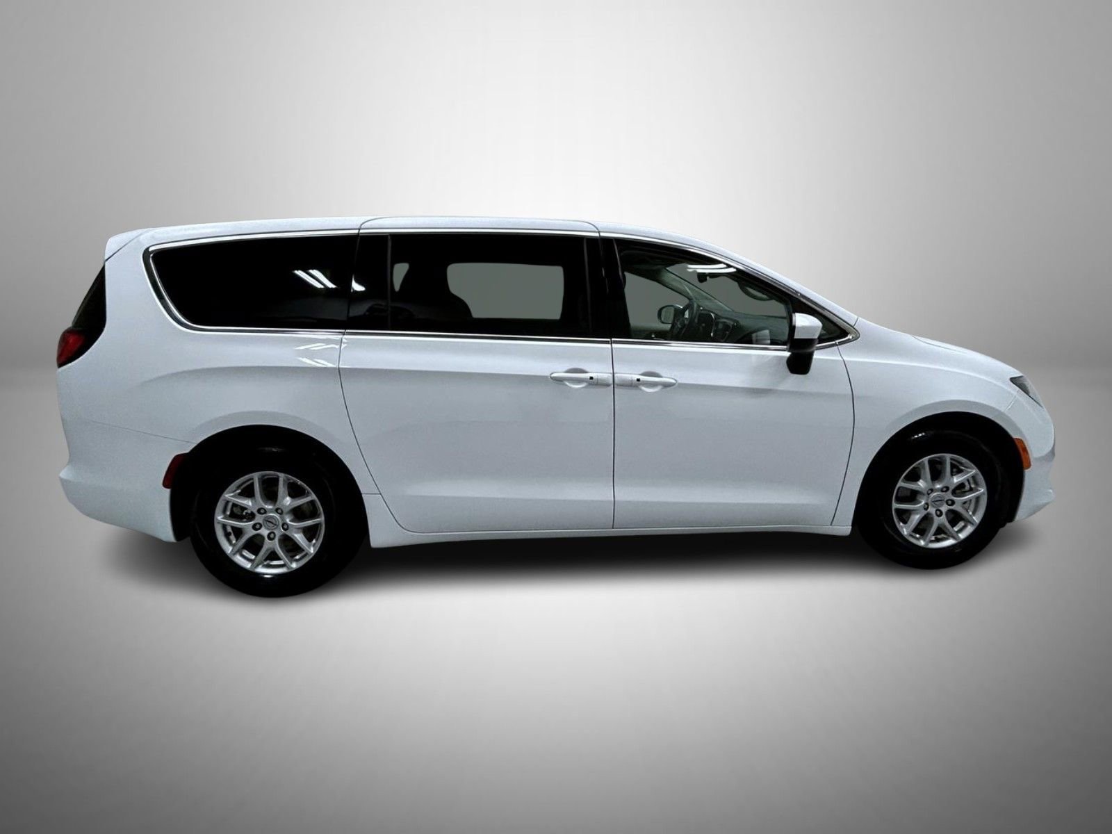 Used 2023 Chrysler Voyager LX image 4