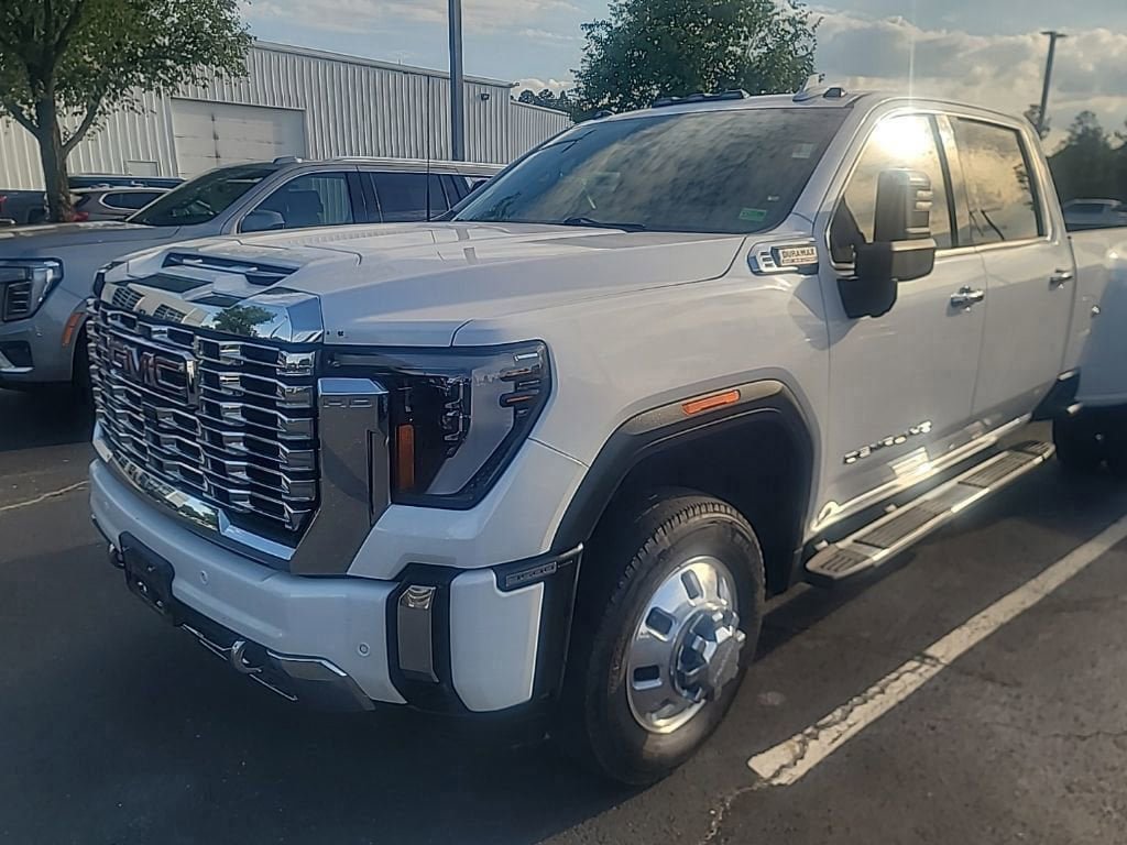 Used 2024 GMC Sierra 3500 Denali w/ Denali Reserve Package AWD/4WD image 2