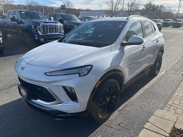 Used 2024 Buick Encore GX Sport Touring image 3