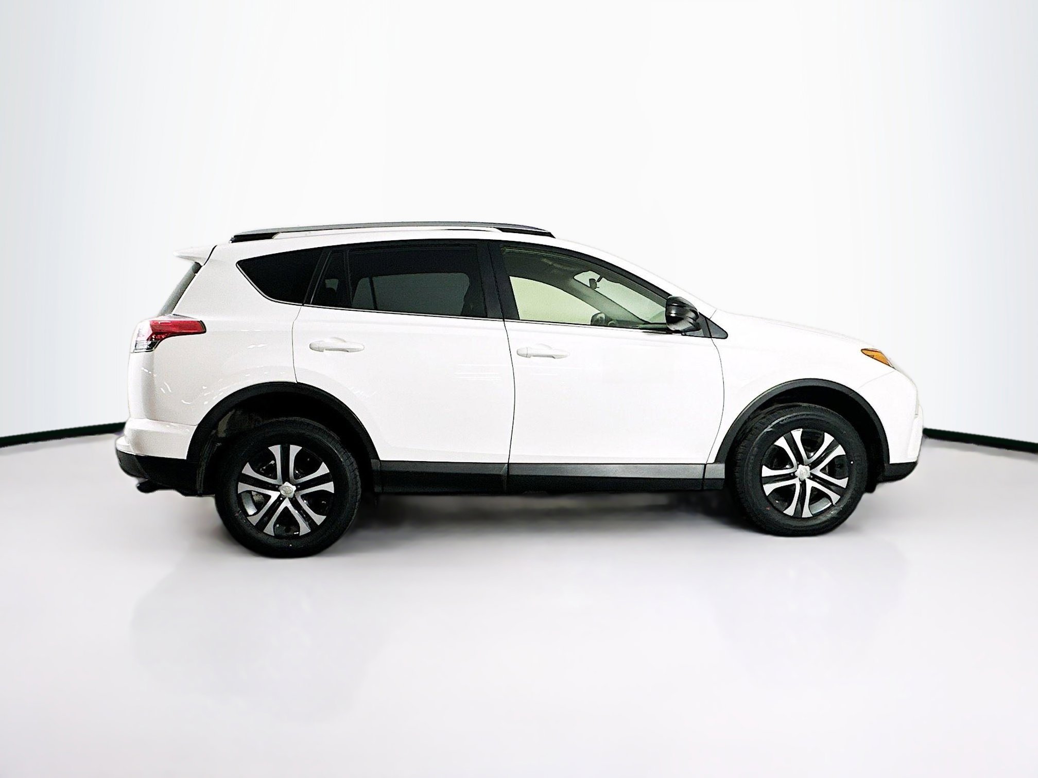 Used 2018 Toyota RAV4 LE image 10