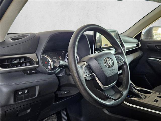 Used 2023 Toyota Highlander L FWD image 9