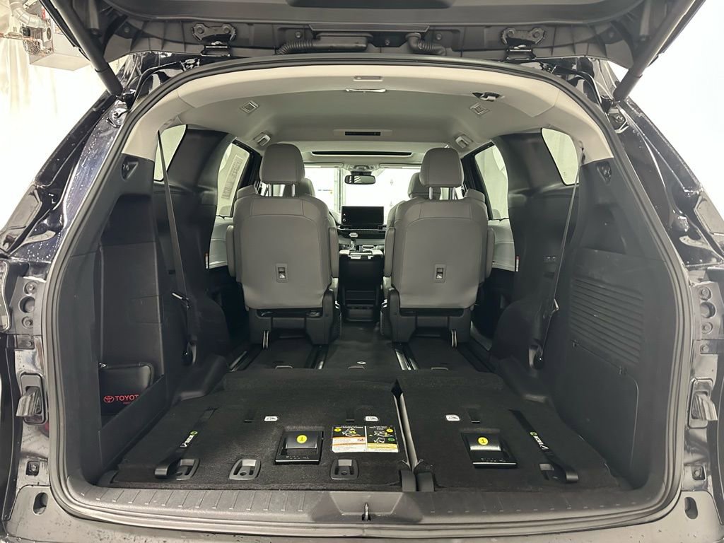 Used 2025 Toyota Sienna XLE image 54