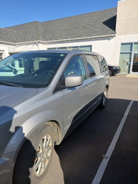 Used 2014 Chrysler Town & Country Touring image 7