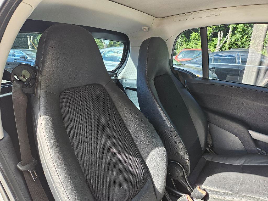 Used 2015 smart fortwo pure image 21