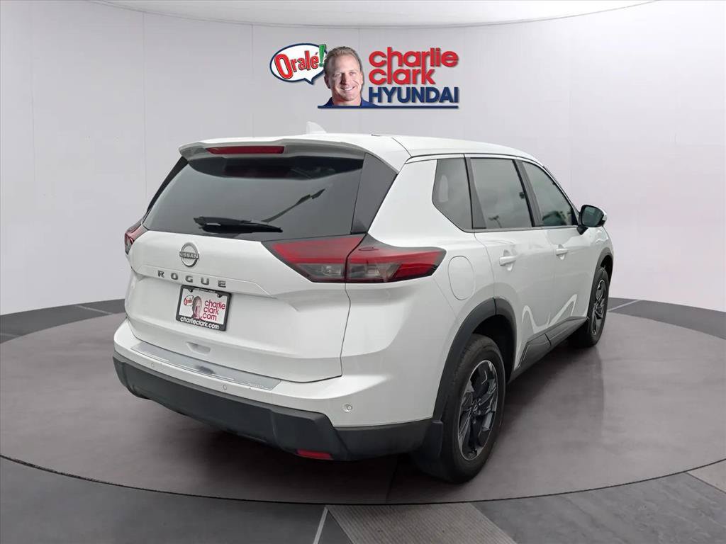 Used 2026 Nissan Rogue SV FWD image 4