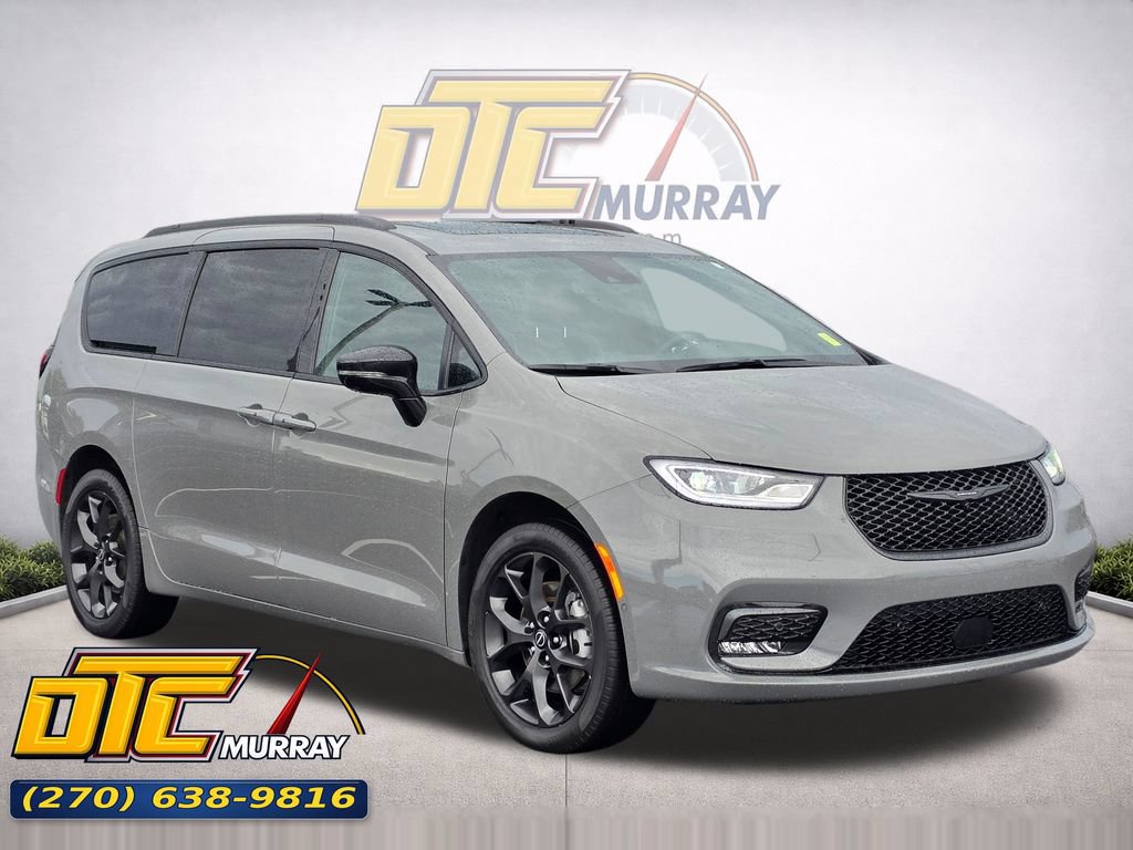 Used 2025 Chrysler Pacifica Limited AWD/4WD image 1