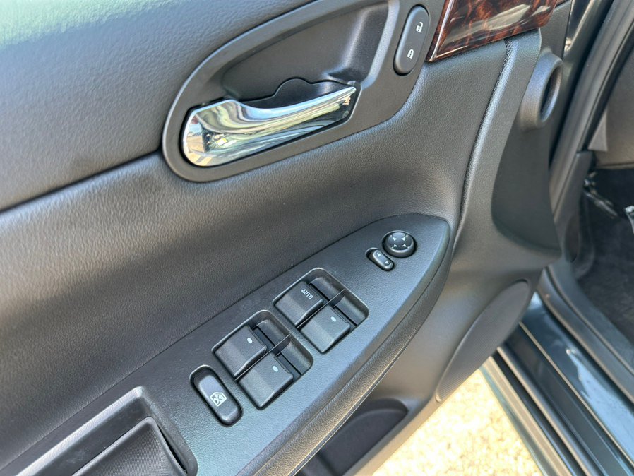 Used 2014 Chevrolet Impala LT w/ LT Sunroof Package FWD image 21