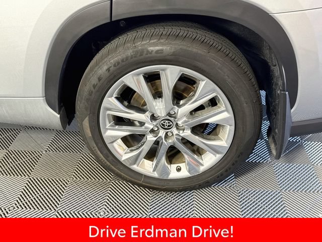 Certified 2023 Toyota Highlander Limited FWD image 4