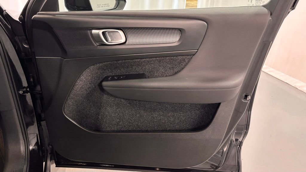 Certified 2025 Volvo XC40 B5 Plus image 22