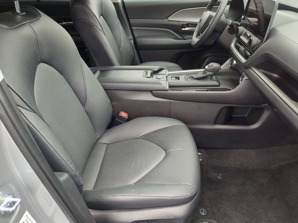 Used 2025 Toyota Grand Highlander AWD image 32