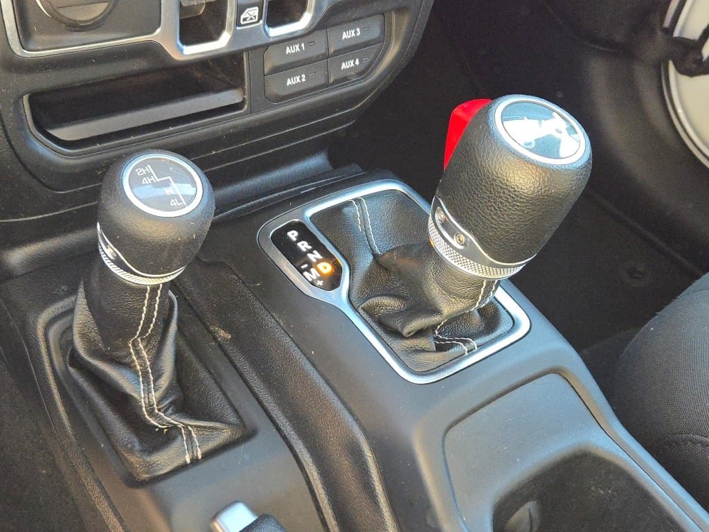 Used 2018 Jeep Wrangler Unlimited Sahara w/ Cold Weather Group image 26