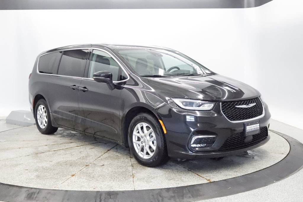 Certified 2023 Chrysler Pacifica Touring-L FWD image 10