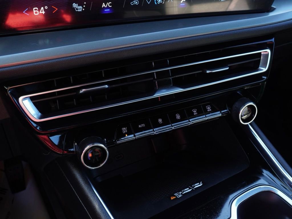 Used 2025 Chevrolet Traverse LT w/ Driver Confidence Package image 16